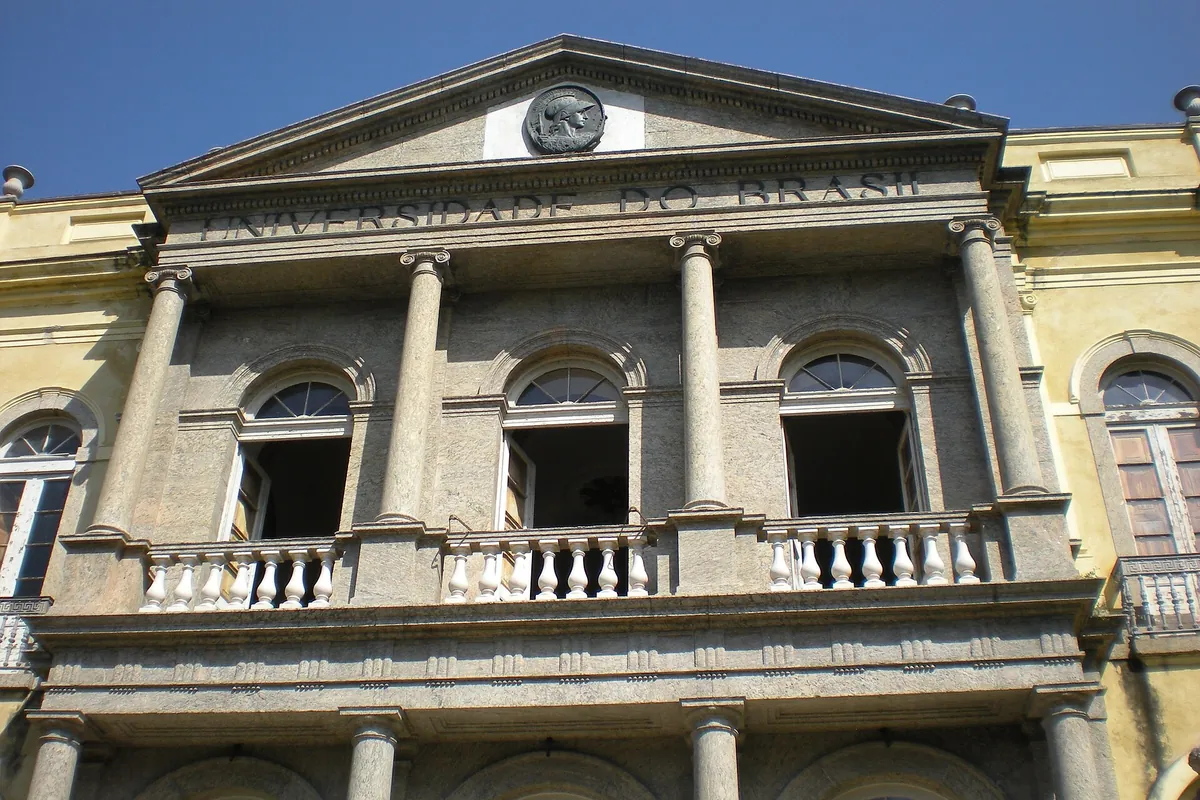 Fachada do Palácio Universitário, com a inscrição “Universidade do Brasil” no frontão.